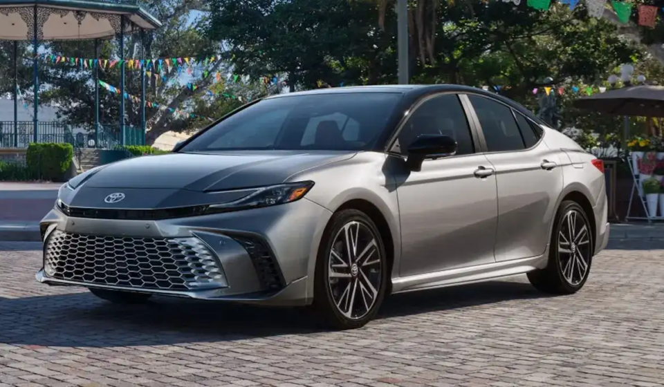 Toyota Camry Image Gallery: Interior, Exterior